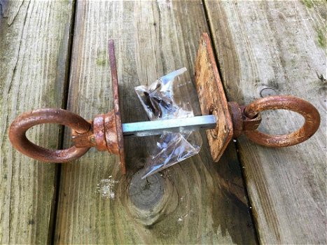 Rustieke ringen als deursluiter-poortsluiter- nostalgisch. - 0
