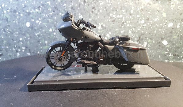 Harley Davidson 2018 CVO Road Glide grijs 1:18 Maisto - 0