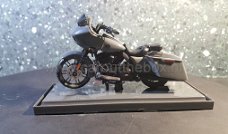 Harley Davidson 2018 CVO Road Glide grijs 1:18 Maisto