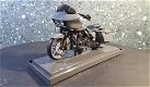 Harley Davidson 2018 CVO Road Glide grijs 1:18 Maisto - 1 - Thumbnail