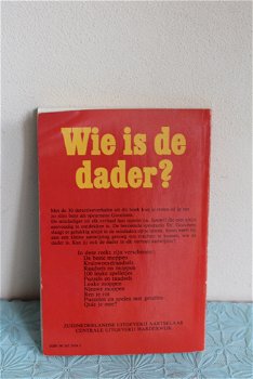 Wie is de dader? 1 - 1