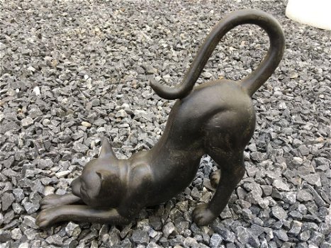 Sculptuur van een kat die zich uitstrekt - kat -poes - 0