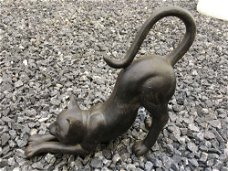 Sculptuur van een kat die zich uitstrekt - kat -poes