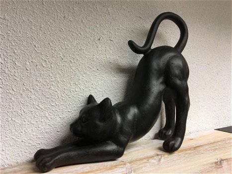 Sculptuur van een kat die zich uitstrekt - kat -poes - 1