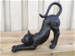 Sculptuur van een kat die zich uitstrekt - kat -poes - 2 - Thumbnail