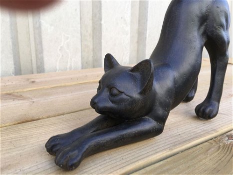 Sculptuur van een kat die zich uitstrekt - kat -poes - 3