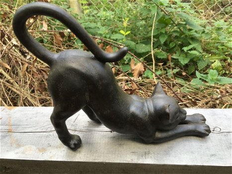 Sculptuur van een kat die zich uitstrekt - kat -poes - 4