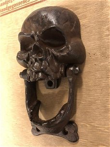 Gietijzeren bruine schedel als deurklopper-schedel-klopper