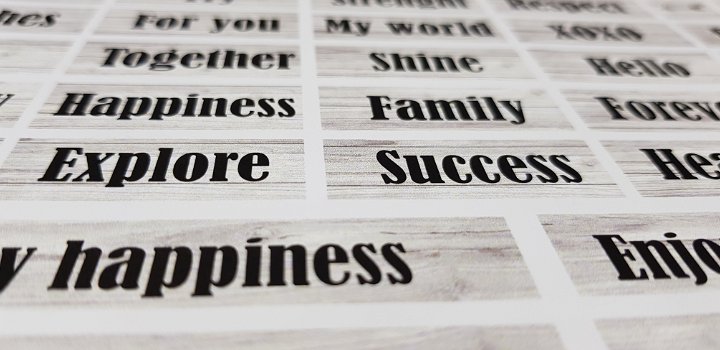 printable words with wood background . uitprintbare woordjes met een houten achtergrond - 1