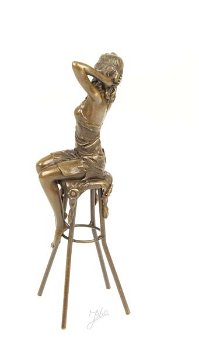 beeld van een Dame op barkruk-brons-beeld - kado - 2