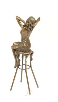 beeld van een Dame op barkruk-brons-beeld - kado - 3
