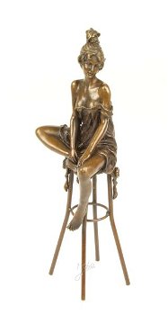 Een bronzen beeld van een dame op barkruk- brons-beeld - 0