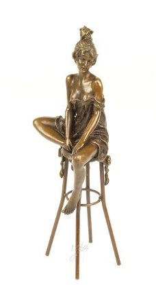 Een bronzen beeld van een dame op barkruk- brons-beeld