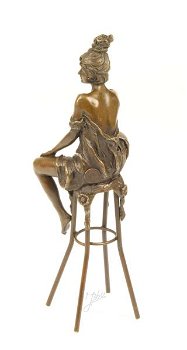 Een bronzen beeld van een dame op barkruk- brons-beeld - 1