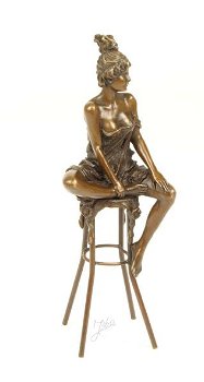 Een bronzen beeld van een dame op barkruk- brons-beeld - 4