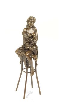 Een bronzen beeld- topless dame op barkruk-pikant-brons - 0