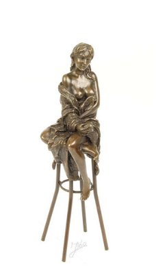 Een bronzen beeld- topless dame op barkruk-pikant-brons