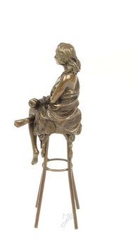 Een bronzen beeld- topless dame op barkruk-pikant-brons - 3