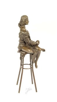 Een bronzen beeld- topless dame op barkruk-pikant-brons - 7