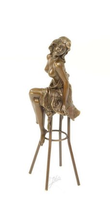 Pikant bronzen beeld van een topless dame op barkruk