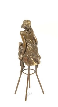 Pikant bronzen beeld van een topless dame op barkruk - 2