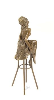 Pikant bronzen beeld van een topless dame op barkruk - 4