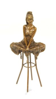 Een bronzen beeld-zittende dame op barkruk-deco-pikant - 0