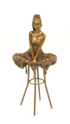 Een bronzen beeld-zittende dame op barkruk-deco-pikant