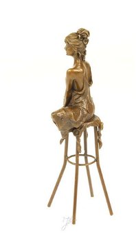 Een bronzen beeld-zittende dame op barkruk-deco-pikant - 2