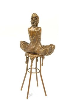 Een bronzen beeld-zittende dame op barkruk-deco-pikant - 4