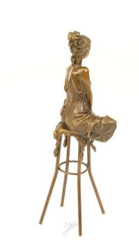 Een bronzen beeld-zittende dame op barkruk-deco-pikant - 5