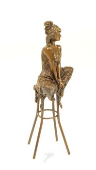 Een bronzen beeld-zittende dame op barkruk-deco-pikant - 6