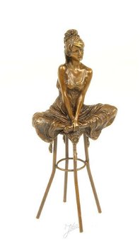 Een bronzen beeld-zittende dame op barkruk-deco-pikant - 7