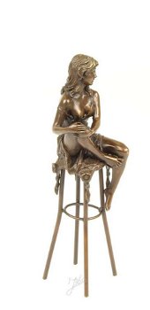 brons beeld- zwoele dame op barkruk-brons -beeld-pikant - 4