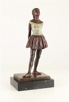 Een bronzen sculptuur van een danseresje- danseres