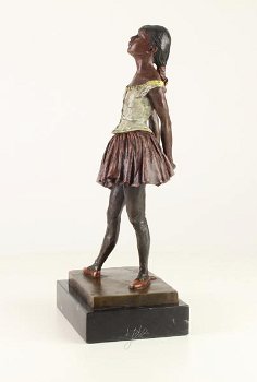 Een bronzen sculptuur van een danseresje- danseres - 2