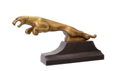 Een fors bronzen beeld van een jaguar-jaguar -brons