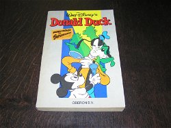 Donald Duck pocket Mickey Mouse als superspeurder.