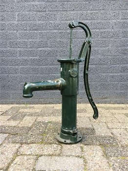 Ouderwetse waterpomp, vol gietijzer, groen-waterpomp - 0