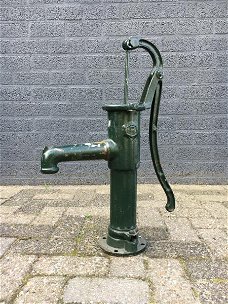 Ouderwetse waterpomp, vol gietijzer, groen-waterpomp