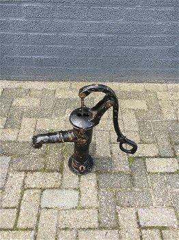 Ouderwetse waterpomp, vol gietijzer, zwart.-pomp - 1