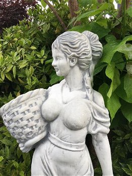 Prachtig wit stenen beeld- staande dame-bloemmanden - 4