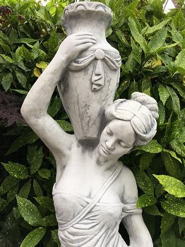Prachtig wit stenen beeld-dame-waterkruiken-fontein - 3