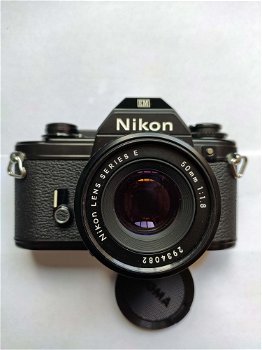 Nikon EM met originele lens, boekje en motor drive in super nieuw staat zonder krasjes - 0
