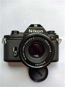 Nikon EM met originele lens, boekje en motor drive in super nieuw staat zonder krasjes