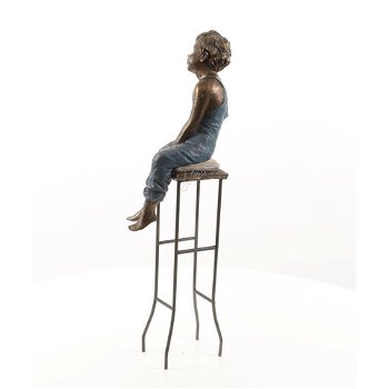 Beeld polystone van een kleine jonge op stoel- stoel-beeld - 2