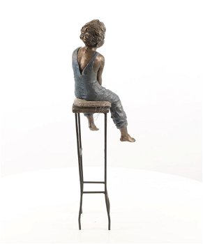 Beeld polystone van een kleine jonge op stoel- stoel-beeld - 4