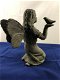 Gietijzeren knielende engel met duif -duif-engel-graf deco - 3 - Thumbnail