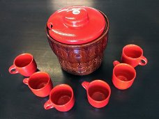 Jasba pot en 6 bekers van rood en bruin aardewerk