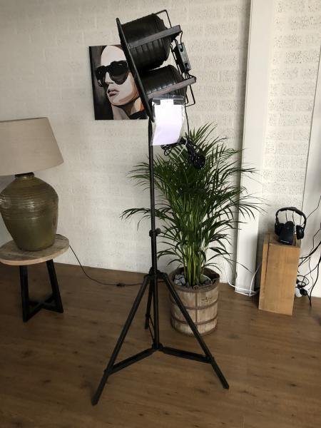 industriële lamp op statief, zwaar uitgevoerd metaal -kado. - Afbeelding 2